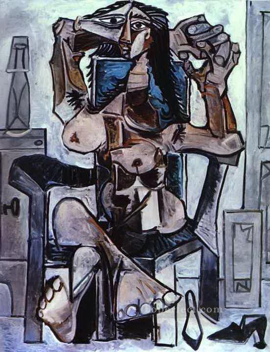 エビアンウォーターのボトルと肘掛け椅子に座るヌード グラスと靴の抽象画油絵